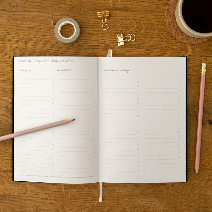 A5 Terminkalender - Kalender ohne Jahr | Wochenplaner und Notizbuch für mehr Achtsamkeit | Hardcover Taschenkalender & Terminplaner | Schwarz Weiß schlicht