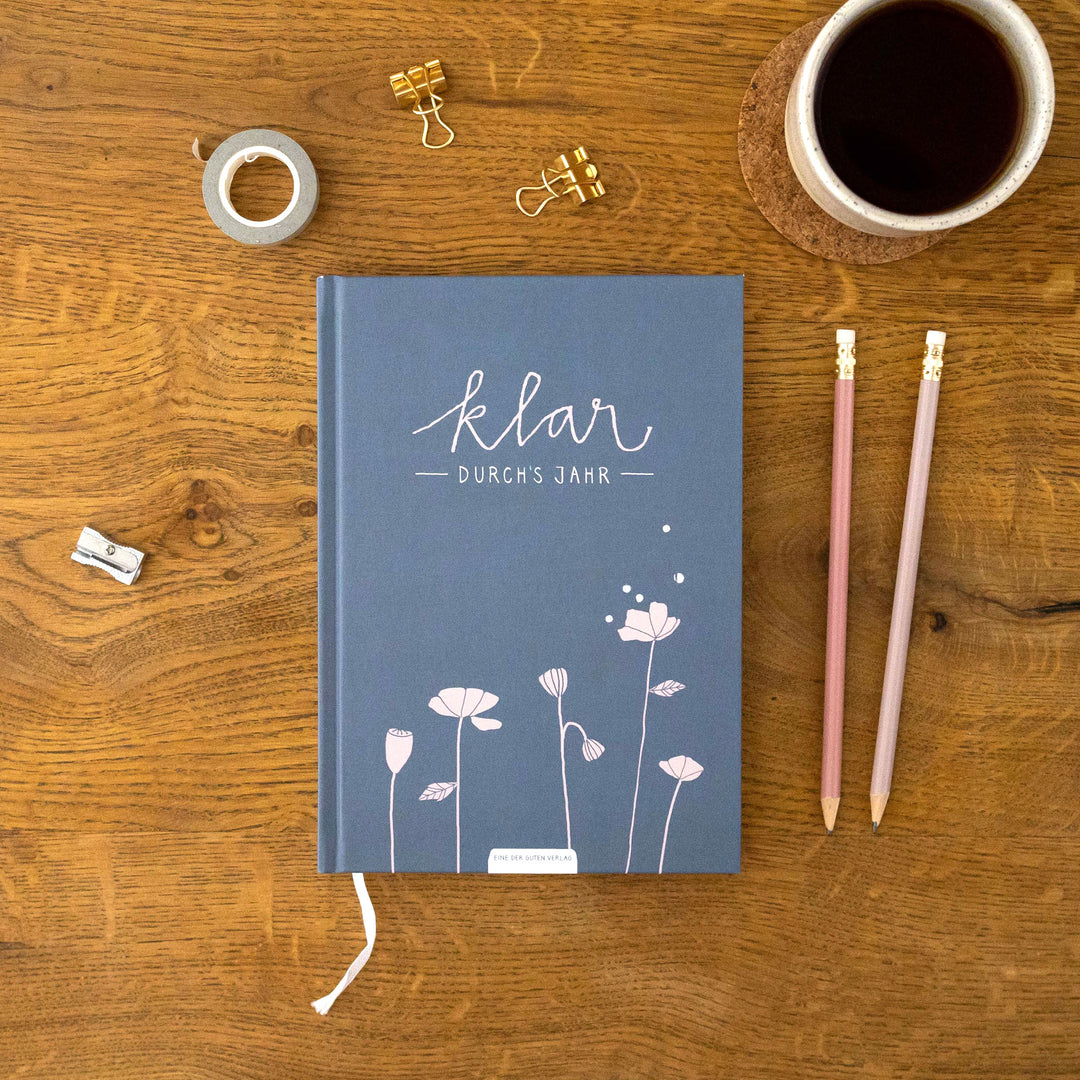 A5 Terminkalender undatiert - Klar durchs Jahr | Tagesplaner und Notizbuch für mehr Achtsamkeit | Hardcover Taschenkalender Terminplaner | Blau Rosa
