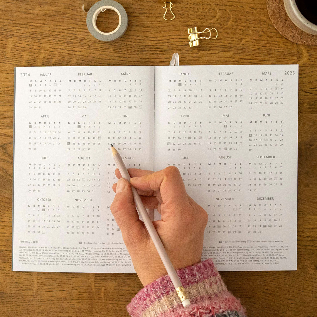 A5 Terminkalender - Kalender ohne Jahr | Wochenplaner und Notizbuch für mehr Achtsamkeit | Softcover Taschenkalender & Terminplaner | Grau Rosa mit Blumen