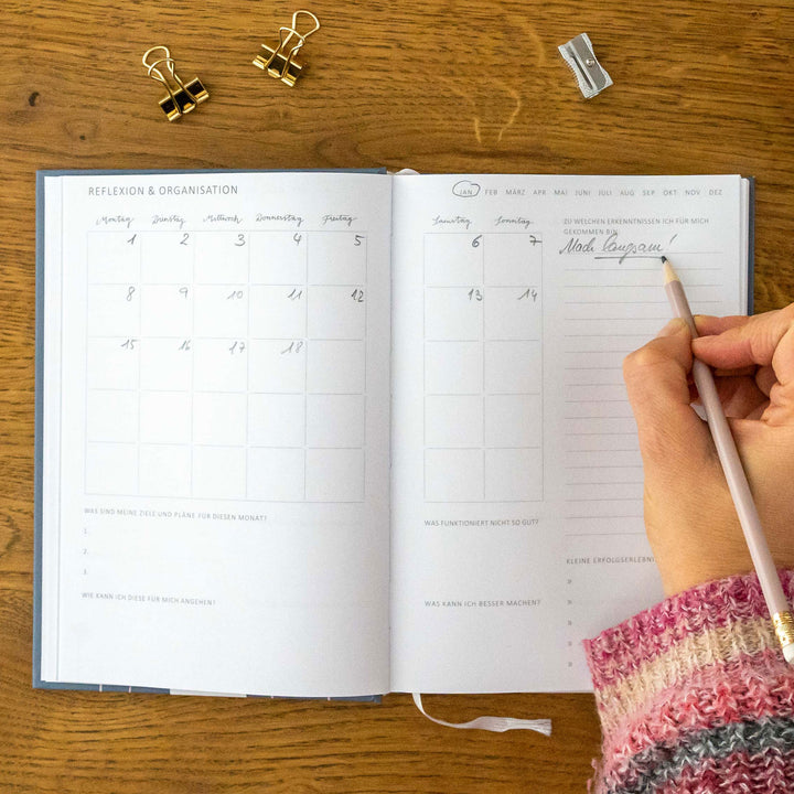 A5 Terminkalender undatiert - Klar durchs Jahr | Tagesplaner und Notizbuch für mehr Achtsamkeit | Hardcover Taschenkalender Terminplaner | Blau Rosa