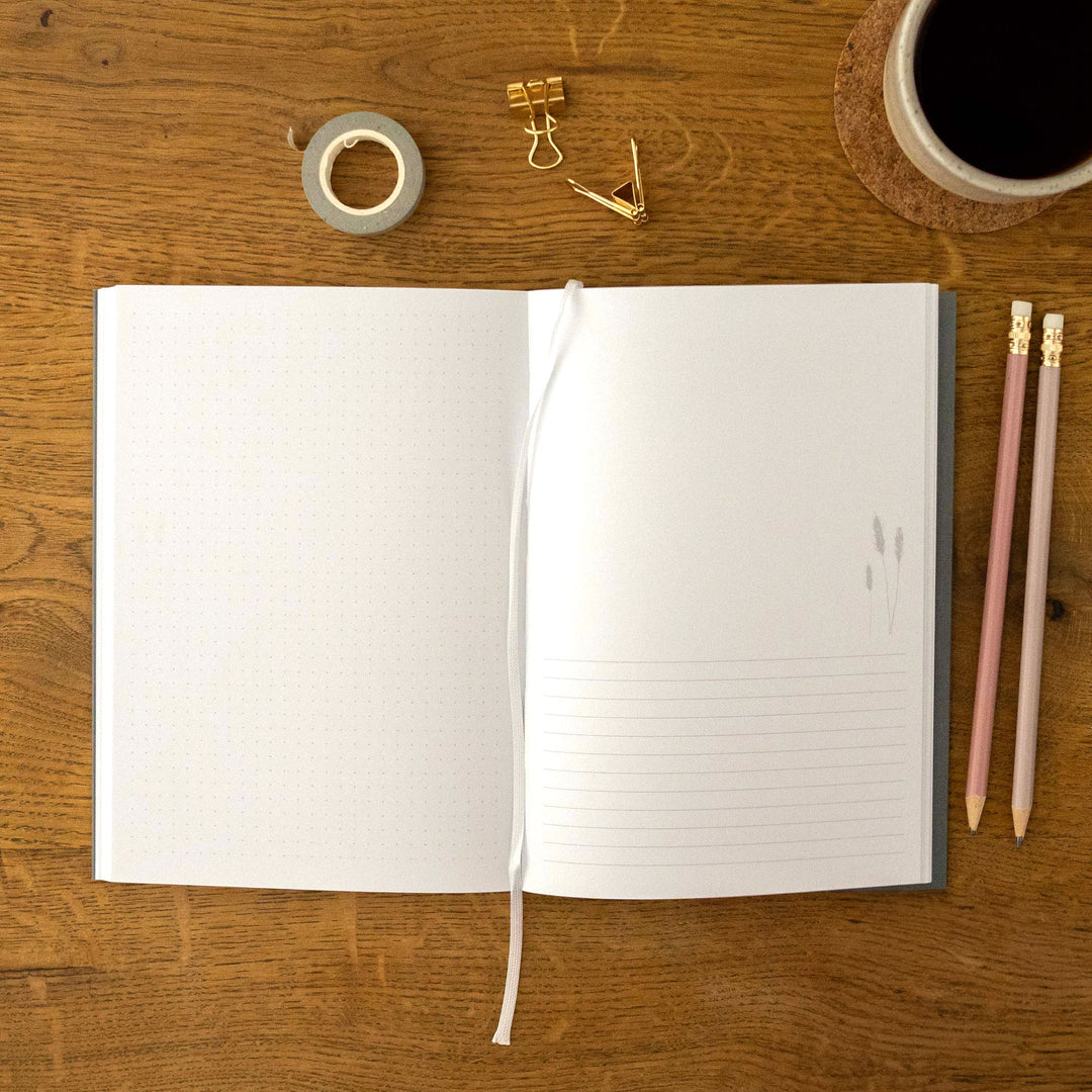 A5 Terminkalender - Kalender ohne Jahr | Wochenplaner und Notizbuch für mehr Achtsamkeit | Softcover Taschenkalender & Terminplaner | Grau Rosa mit Blumen