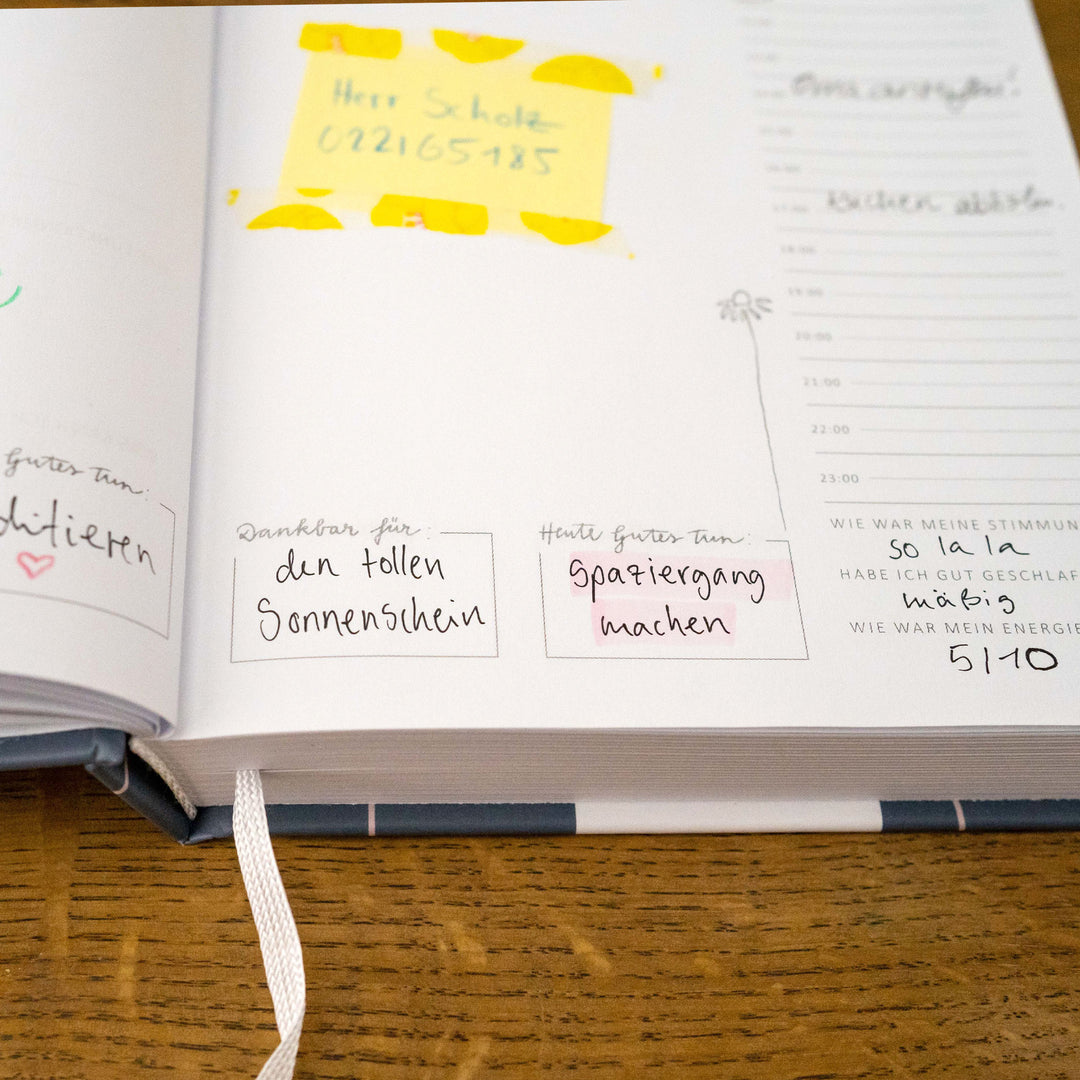 A5 Terminkalender undatiert - Klar durchs Jahr | Tagesplaner und Notizbuch für mehr Achtsamkeit | Hardcover Taschenkalender Terminplaner | Blau Rosa