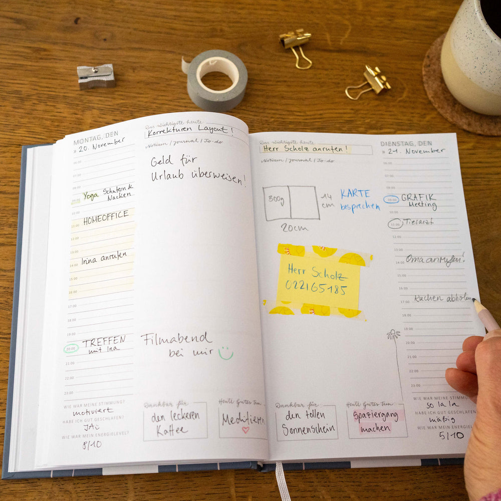 A5 Terminkalender undatiert - Klar durchs Jahr | Tagesplaner und Notizbuch für mehr Achtsamkeit | Hardcover Taschenkalender Terminplaner | Blau Rosa