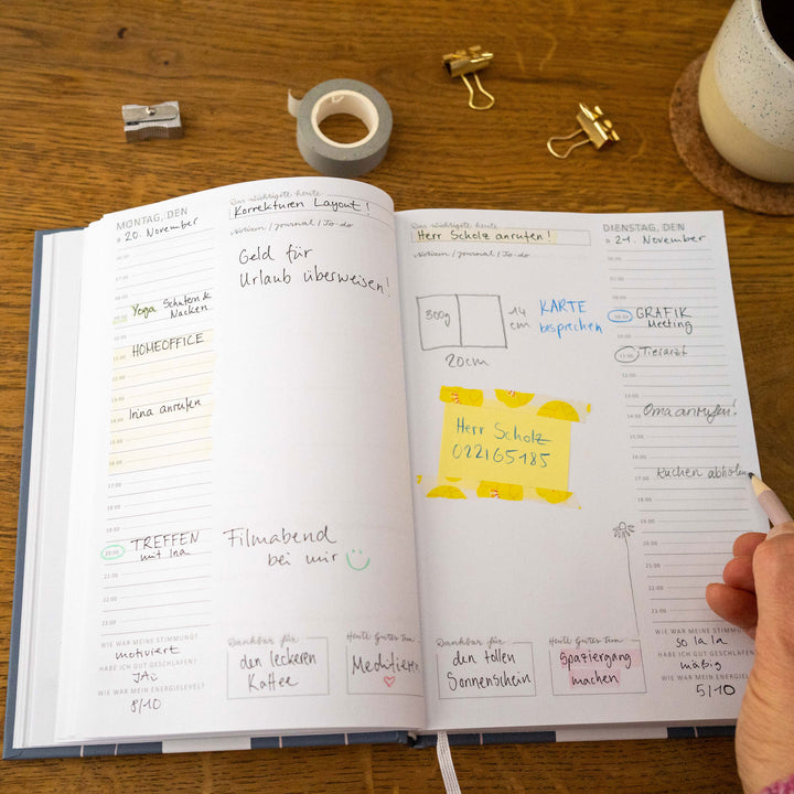 A5 Terminkalender undatiert - Klar durchs Jahr | Tagesplaner und Notizbuch für mehr Achtsamkeit | Hardcover Taschenkalender Terminplaner | Blau Rosa