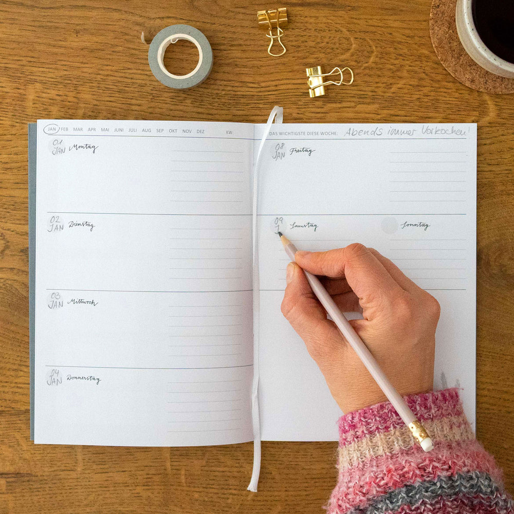 A5 Terminkalender - Kalender ohne Jahr | Wochenplaner und Notizbuch für mehr Achtsamkeit | Softcover Taschenkalender & Terminplaner | Grau Rosa mit Blumen