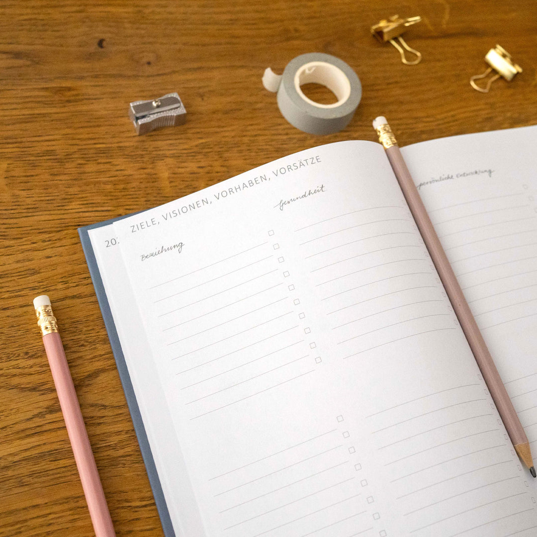 A5 Terminkalender undatiert - Klar durchs Jahr | Tagesplaner und Notizbuch für mehr Achtsamkeit | Hardcover Taschenkalender Terminplaner | Blau Rosa