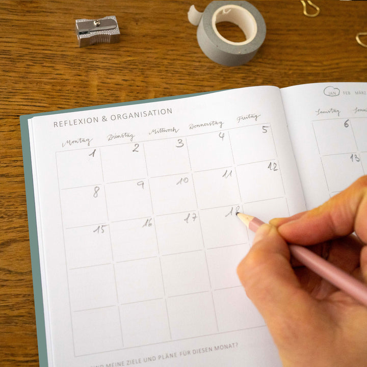 A5 Terminkalender undatiert - Klar durchs Jahr | Tagesplaner und Notizbuch für mehr Achtsamkeit | Softcover Taschenkalender Terminplaner | Grün Weiß