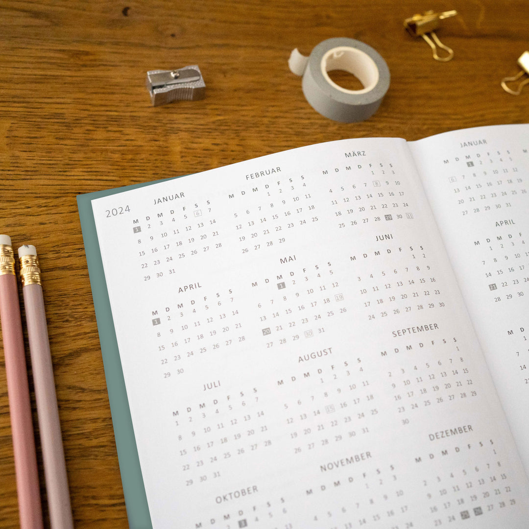 A5 Terminkalender undatiert - Klar durchs Jahr | Tagesplaner und Notizbuch für mehr Achtsamkeit | Softcover Taschenkalender Terminplaner | Grün Weiß
