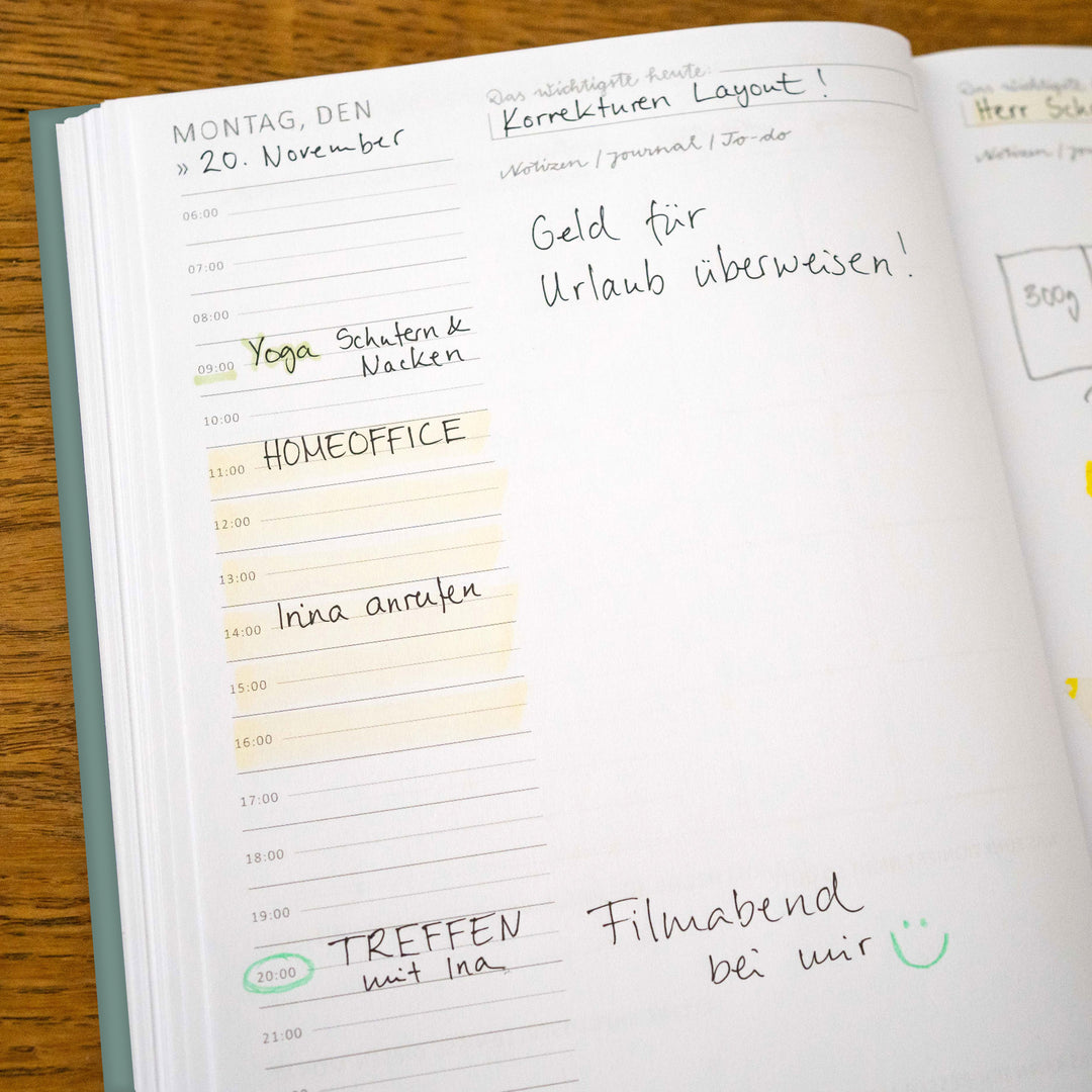 A5 Terminkalender undatiert - Klar durchs Jahr | Tagesplaner und Notizbuch für mehr Achtsamkeit | Softcover Taschenkalender Terminplaner | Grün Weiß
