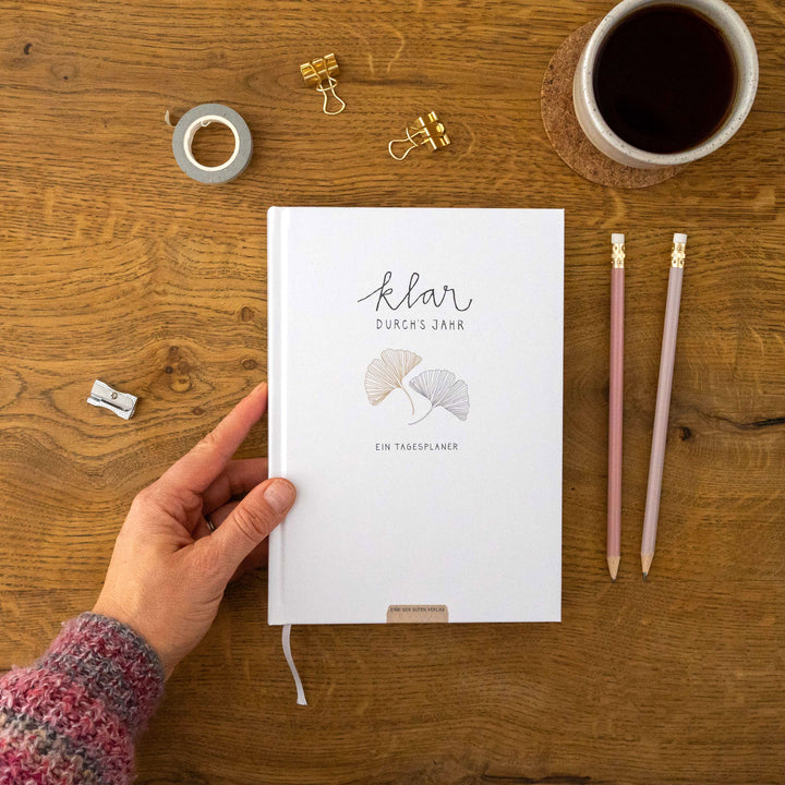 A5 Terminkalender undatiert - Klar durchs Jahr | Tagesplaner und Notizbuch für mehr Achtsamkeit | Hardcover Taschenkalender Terminplaner | Weiß