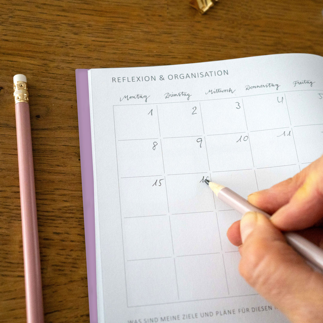 A5 Terminkalender - Kalender ohne Jahr quer | Wochenplaner und Achtsamkeit Notizbuch | Softcover Taschenkalender & Terminplaner | Violett Lila Weiß