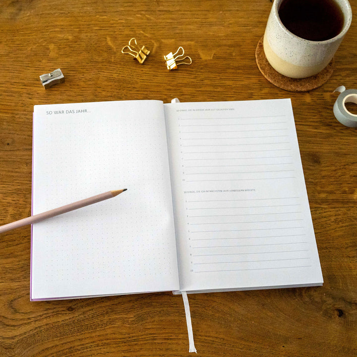 A5 Terminkalender - Kalender ohne Jahr quer | Wochenplaner und Achtsamkeit Notizbuch | Softcover Taschenkalender & Terminplaner | Violett Lila Weiß