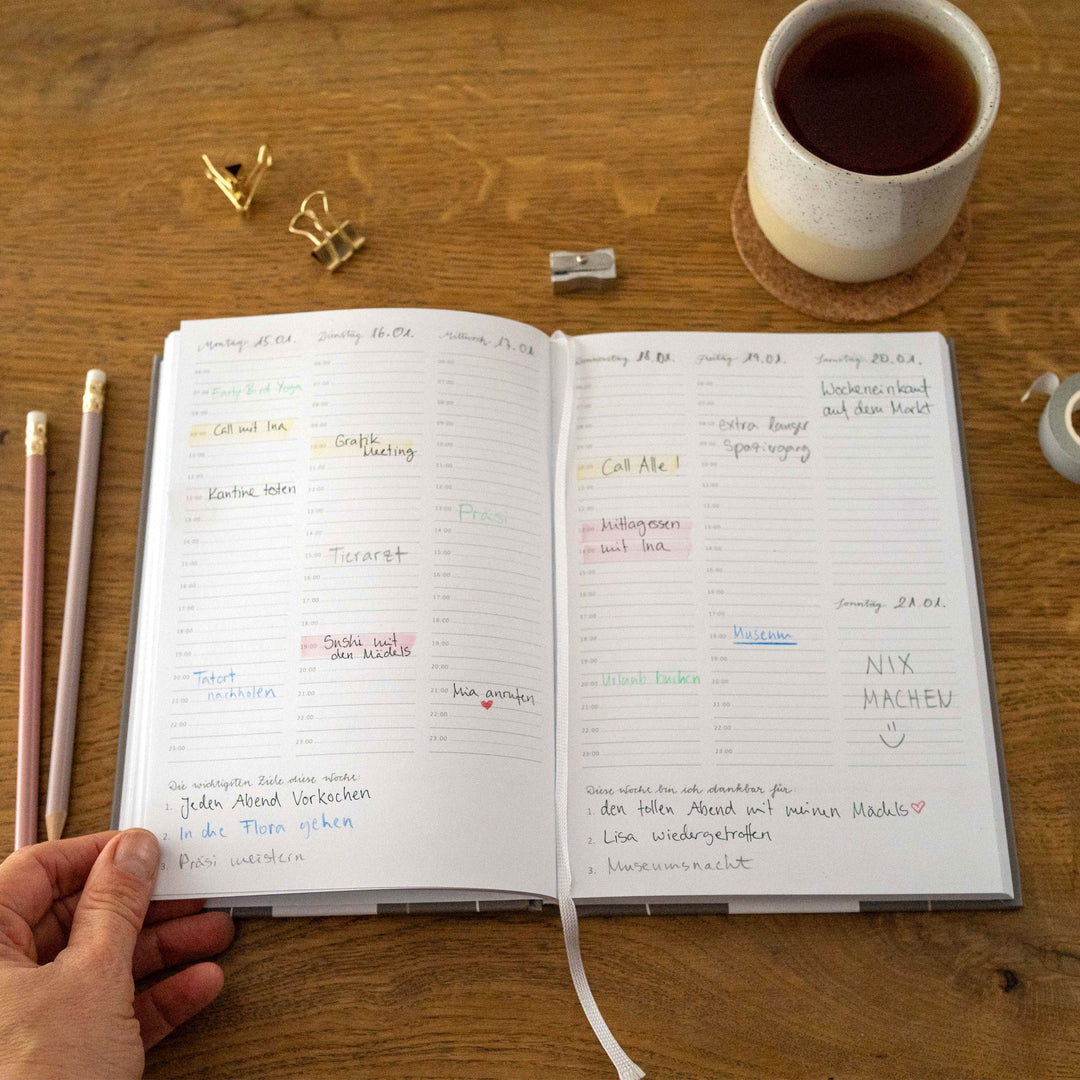 A5 Terminkalender - Kalender ohne Jahr quer | Wochenplaner und Achtsamkeit Notizbuch | Hardcover Taschenkalender & Terminplaner | Grau Beige Weiß, Blumen