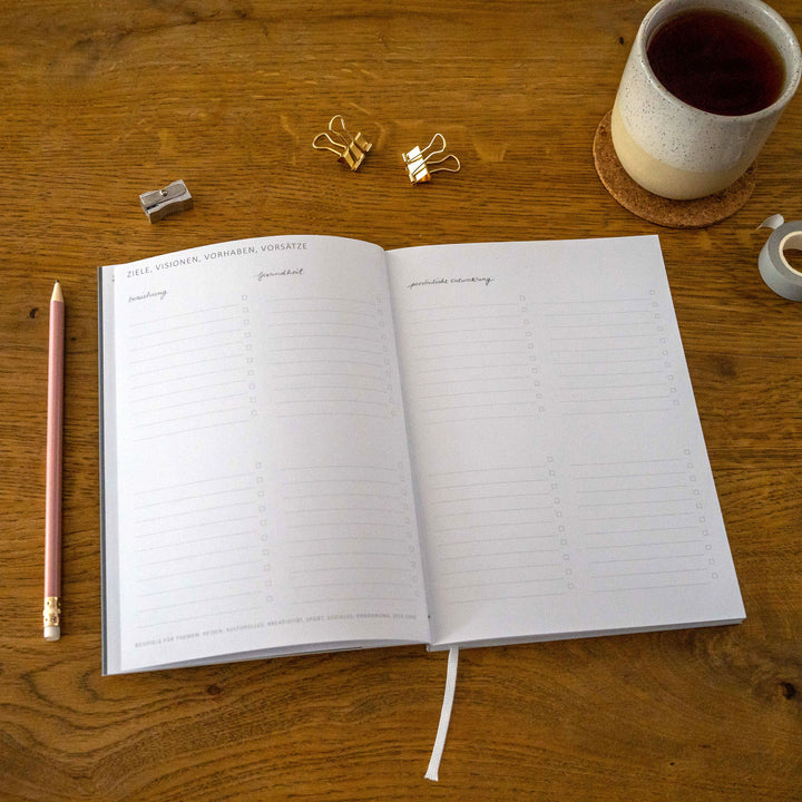 A5 Terminkalender - Kalender ohne Jahr quer | Wochenplaner und Achtsamkeit Notizbuch | Hardcover Taschenkalender & Terminplaner | Grau Beige Weiß, Blumen