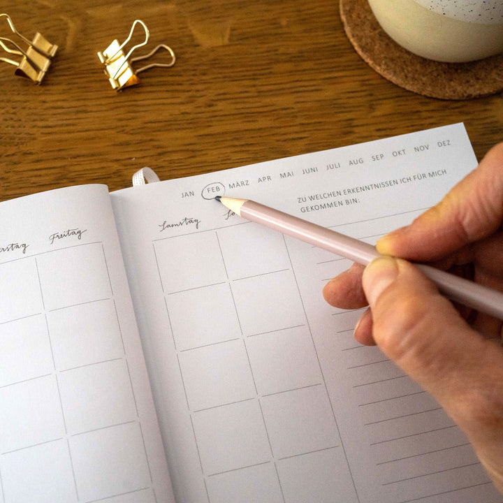 A5 Terminkalender - Kalender ohne Jahr quer | Wochenplaner und Achtsamkeit Notizbuch | Hardcover Taschenkalender & Terminplaner | Grau Beige Weiß, Blumen