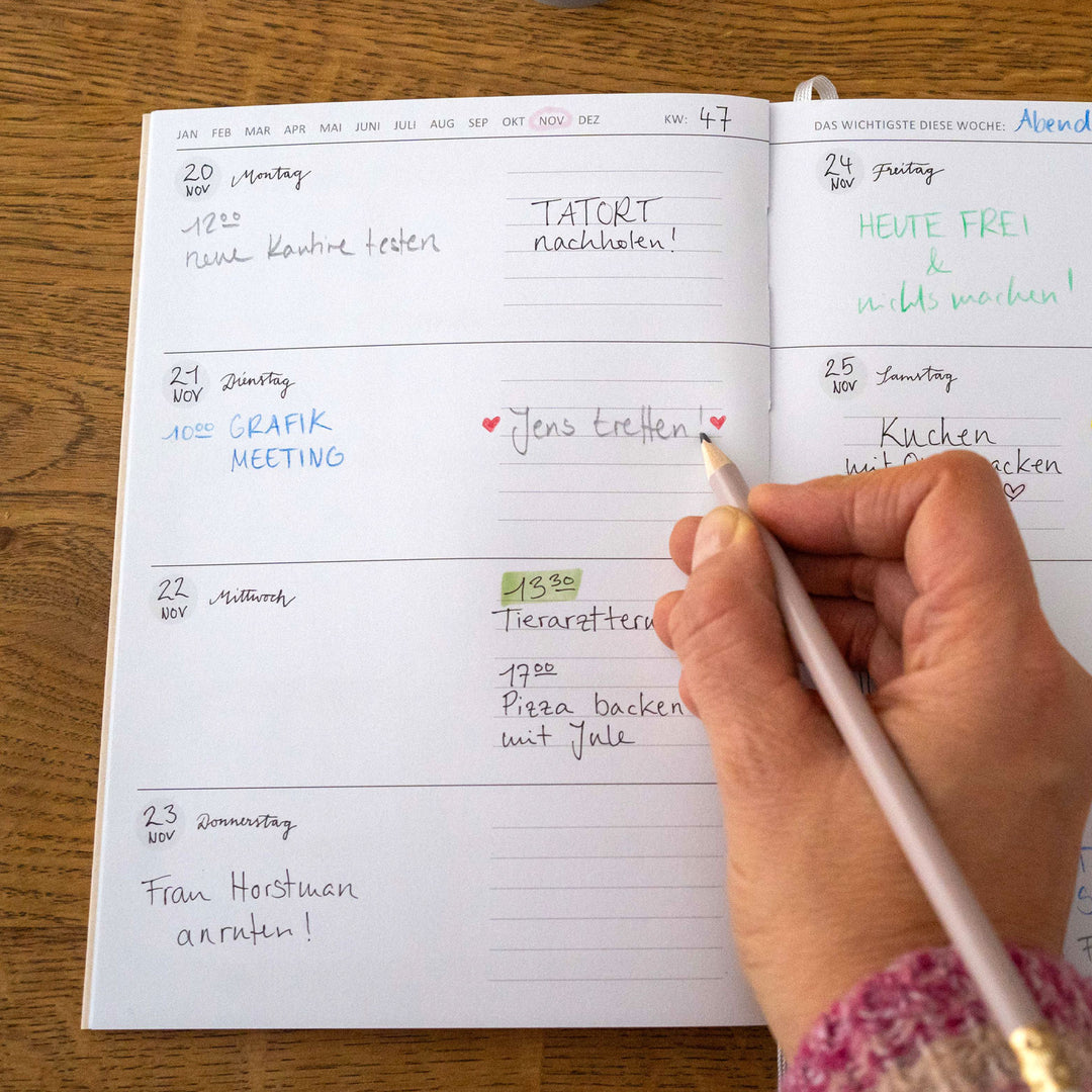 A5 Terminkalender - Kalender ohne Jahr | Wochenplaner Notizbuch für mehr Achtsamkeit | Softcover Taschenkalender & Terminplaner | Creme Beige Blau Rot Gelb