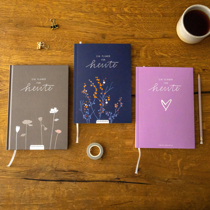 A5 Terminkalender - Kalender ohne Jahr quer | Wochenplaner und Achtsamkeit Notizbuch | Softcover Taschenkalender & Terminplaner | Violett Lila Weiß