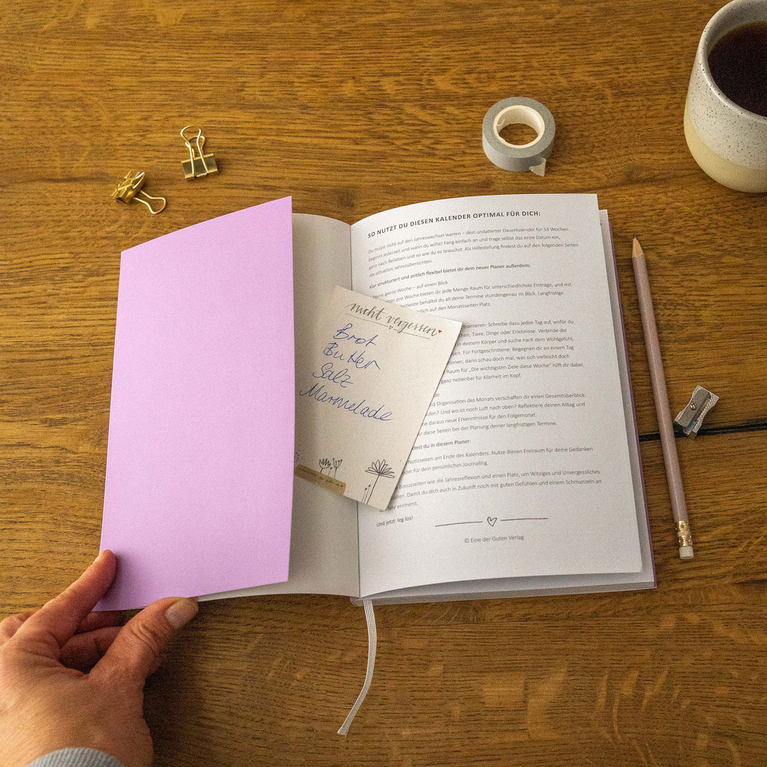 A5 Terminkalender - Kalender ohne Jahr quer | Wochenplaner und Achtsamkeit Notizbuch | Softcover Taschenkalender & Terminplaner | Violett Lila Weiß