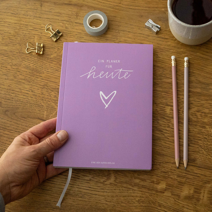 A5 Terminkalender - Kalender ohne Jahr quer | Wochenplaner und Achtsamkeit Notizbuch | Softcover Taschenkalender & Terminplaner | Violett Lila Weiß