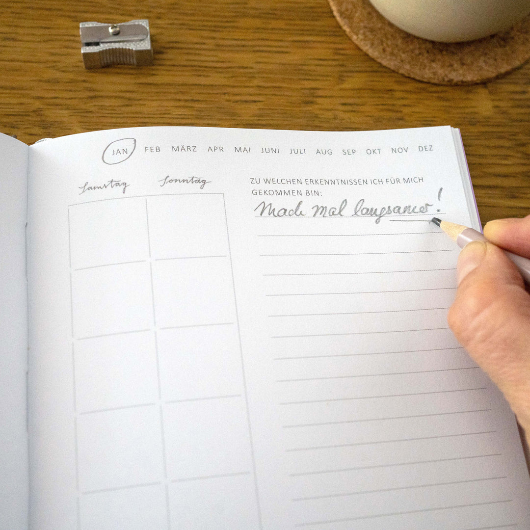 A5 Terminkalender - Kalender ohne Jahr quer | Wochenplaner und Achtsamkeit Notizbuch | Softcover Taschenkalender & Terminplaner | Violett Lila Weiß