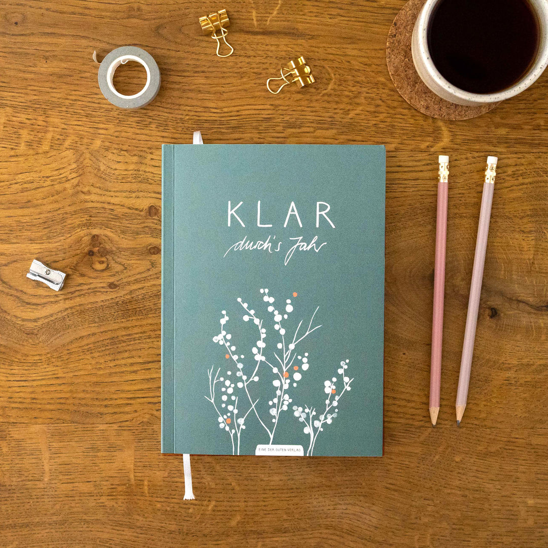 A5 Terminkalender undatiert - Klar durchs Jahr | Tagesplaner und Notizbuch für mehr Achtsamkeit | Softcover Taschenkalender Terminplaner | Grün Weiß