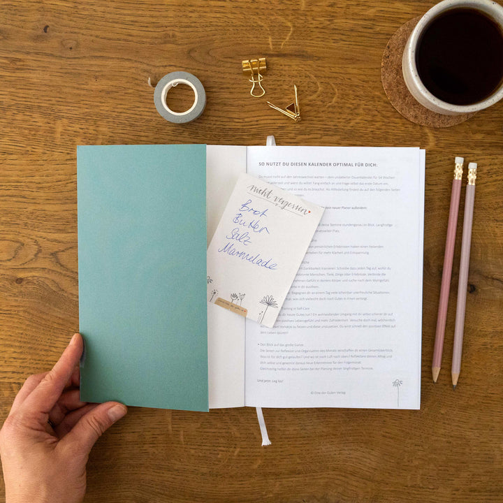 A5 Terminkalender undatiert - Klar durchs Jahr | Tagesplaner und Notizbuch für mehr Achtsamkeit | Softcover Taschenkalender Terminplaner | Grün Weiß