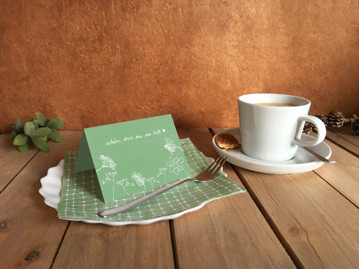 Tischkarten Schön, dass du da bist | Grün Weiß mit Blumen | Namenskarten und Tischdeko für Hochzeit oder Taufe | Recyclingpapier Platzkarten zum beschriften