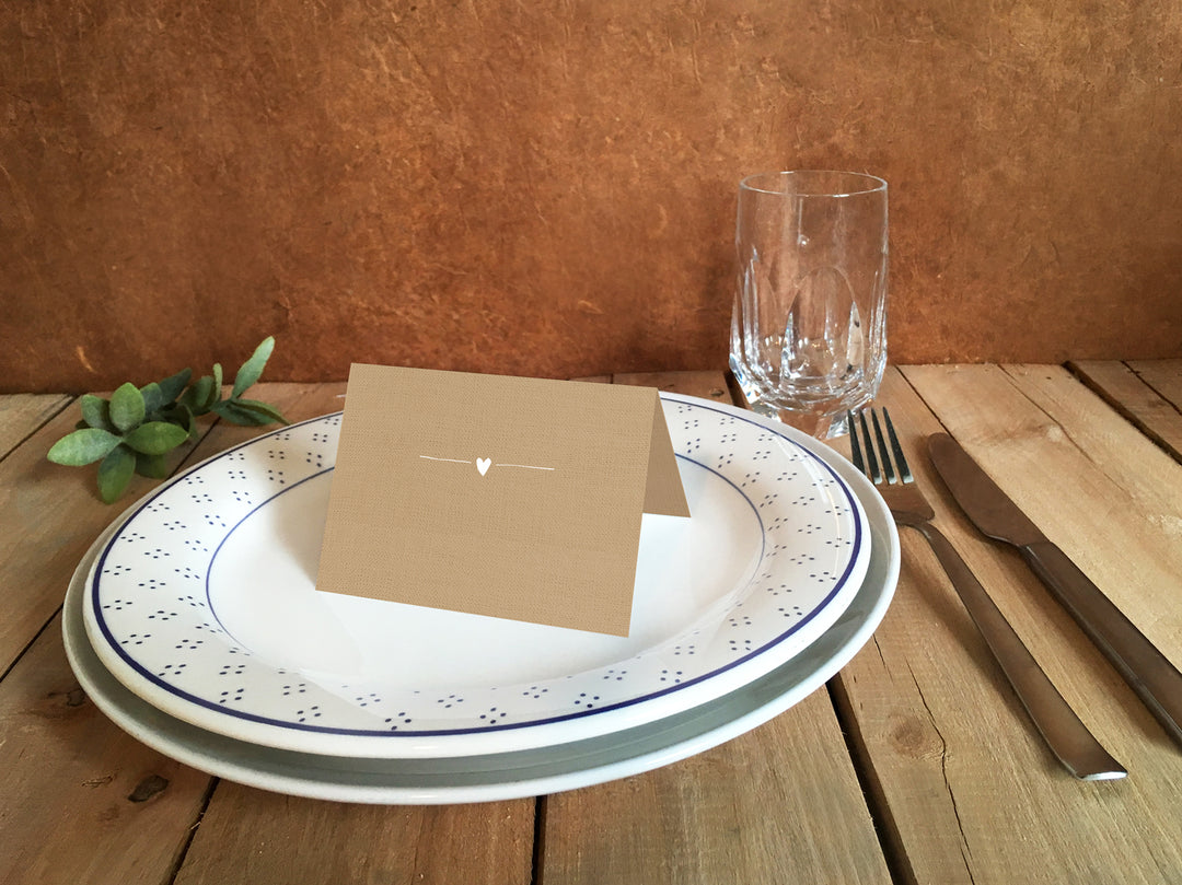 Tischkarten Schön, dass du da bist | Beige mit Blumen | Namenskarten und Tischdeko für Hochzeit oder Taufe | Recyclingpapier Platzkarten zum beschriften