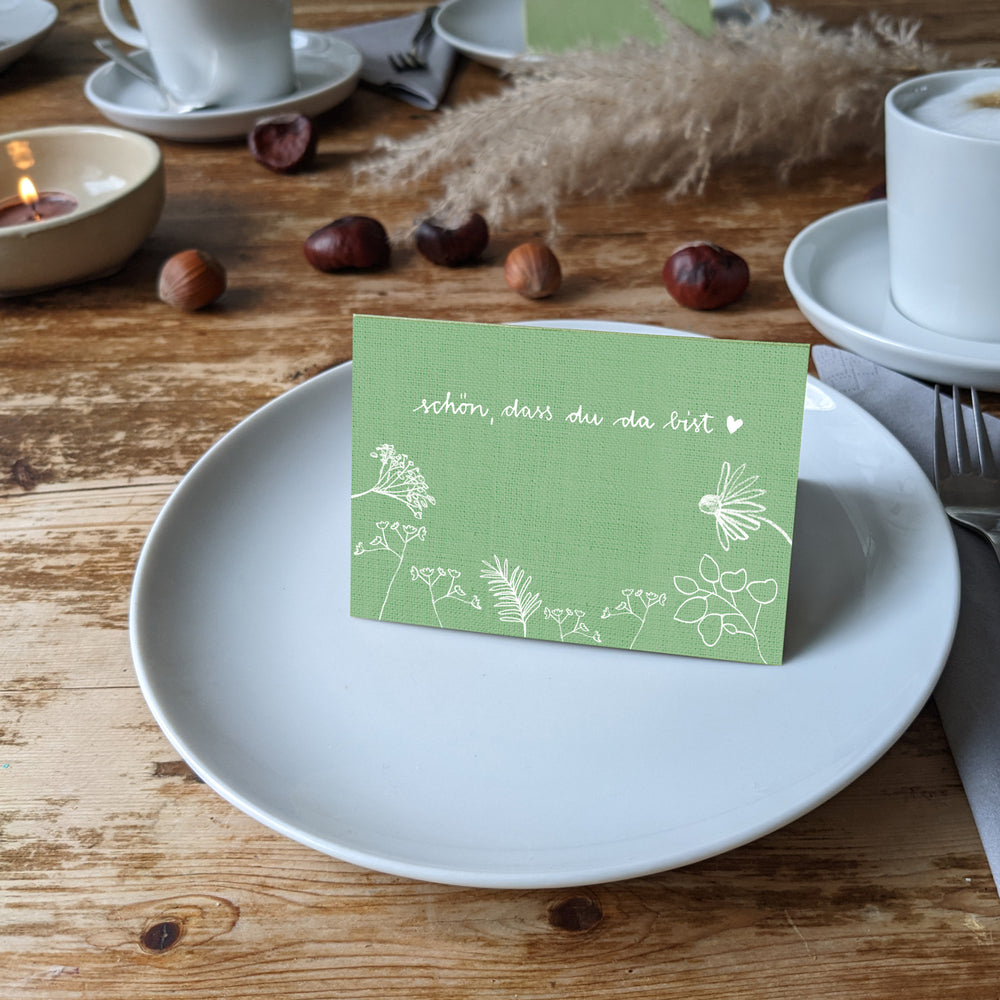 Tischkarten Schön, dass du da bist | Grün Weiß mit Blumen | Namenskarten und Tischdeko für Hochzeit oder Taufe | Recyclingpapier Platzkarten zum beschriften