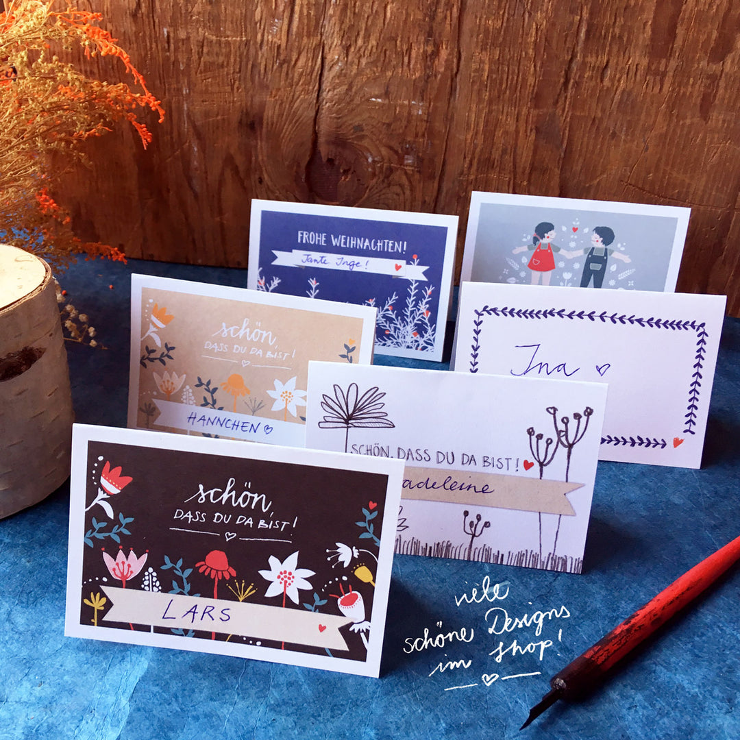 Tischkarten Schön, dass du da bist | Grün Weiß mit Blumen | Namenskarten und Tischdeko für Hochzeit oder Taufe | Recyclingpapier Platzkarten zum beschriften