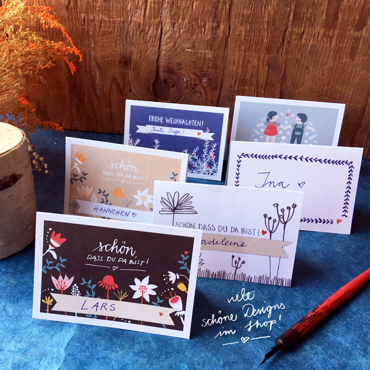 Tischkarten Schön, dass du da bist | Grün Weiß mit Blumen | Namenskarten und Tischdeko für Hochzeit oder Taufe | Recyclingpapier Platzkarten zum beschriften