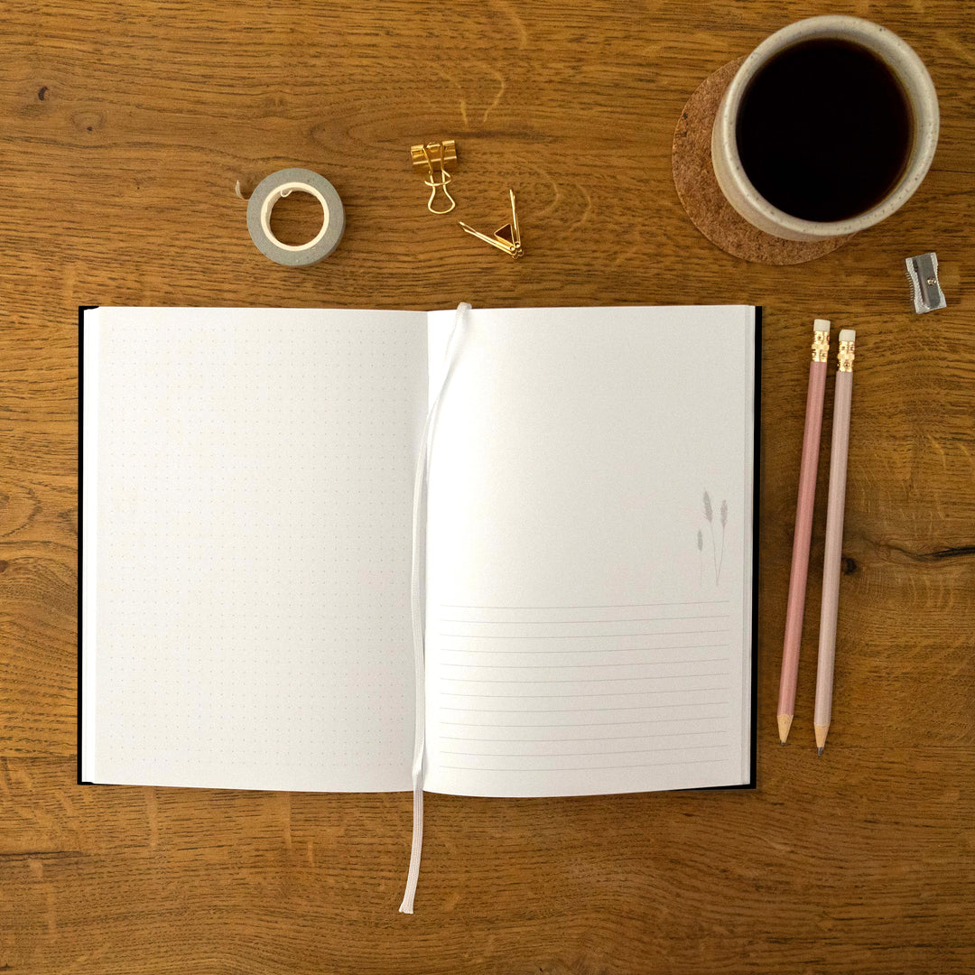 A5 Terminkalender - Kalender ohne Jahr | Wochenplaner und Notizbuch für mehr Achtsamkeit | Hardcover Taschenkalender & Terminplaner | Schwarz Weiß schlicht