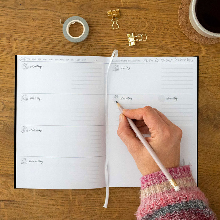 A5 Terminkalender - Kalender ohne Jahr | Wochenplaner und Notizbuch für mehr Achtsamkeit | Hardcover Taschenkalender & Terminplaner | Schwarz Weiß schlicht