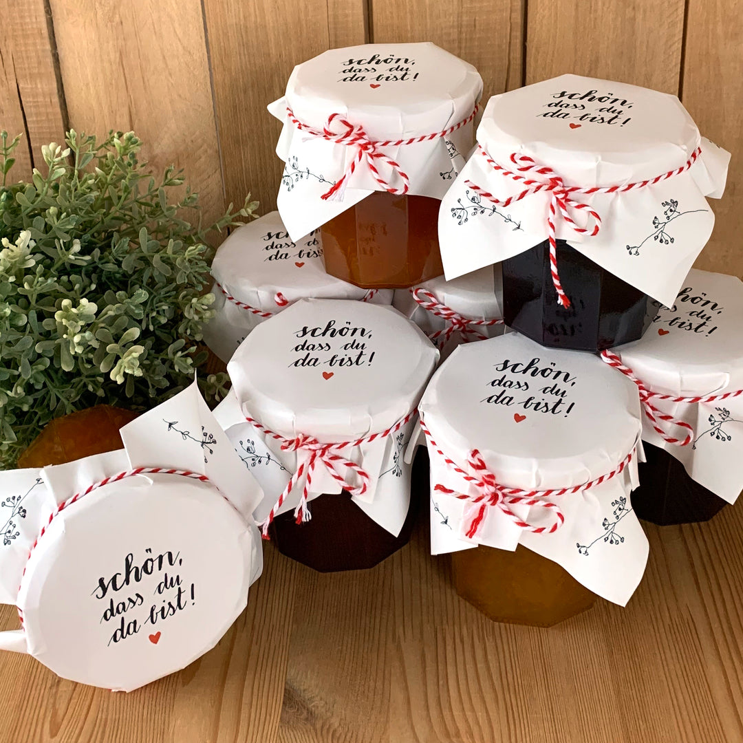 25 Marmeladendeckchen schön, dass du da bist | Gläserdeckchen Weiß für Marmelade & Einmachgläser | Recyclingpapier Abreißblock, 10 m Garn, Justiergummi