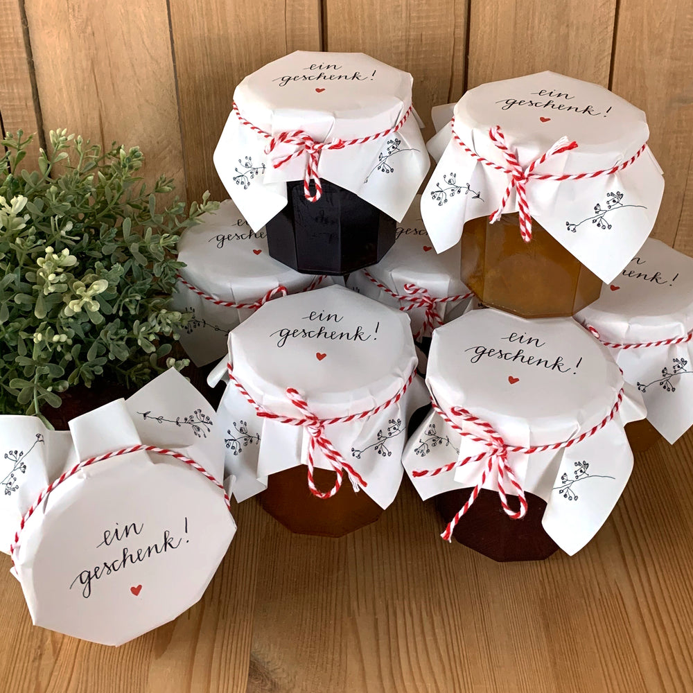 25 Marmeladendeckchen - ein Geschenk! - als Abreißblock, Weiß mit Kalligrafie Blumen und Spruch, Gläserdeckchen für Eingemachtes & selbstgemachte Marmelade, Recyclingpapier + 10 m Bakers Twine & Justiergummi