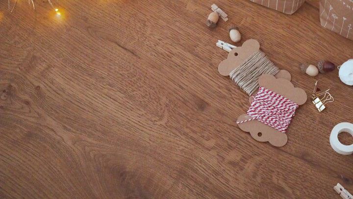 Adventskalender Geschenktüten zum selbst Befüllen | 24 Weihnachtsdeko Kraftpapiertüten als Geschenkverpackung | 14 cm x 22 cm | mit 24 FSC Holz Miniklammern