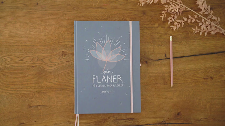 Lehrerkalender 2025 2026 | A4 Lehrer-Planer für Unterrichtsvorbereitung & Schuljahr Planung |  mit Gummiband und Stiftschlaufe | klimaneutral, Blau Rosa