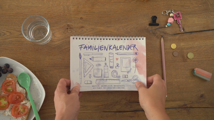 Familienkalender A5 quer | frei datierbarer Familienplaner ohne Jahr mit 5 Spalten | undatierter Tischkalender für Familien | FSC Papier