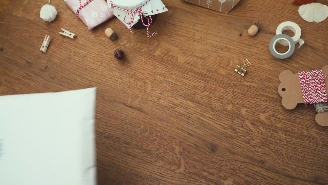 24 Geschenktüten - selbstgemacht! | für persönliche Geschenke zu Weihnachten, Geburtstag, Hochzeit | Geschenkpapier Alternative | 14 x 22 cm | mit 24 FSC Holz Miniklammern