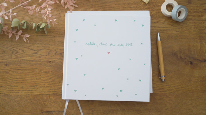 Hochzeitsgästebuch Weiß - Schön dass du da bist | Gästebuch für Hochzeit, Geburtstag, Taufe | klimaneutrales FSC-Papier | 21x21 cm, Hardcover