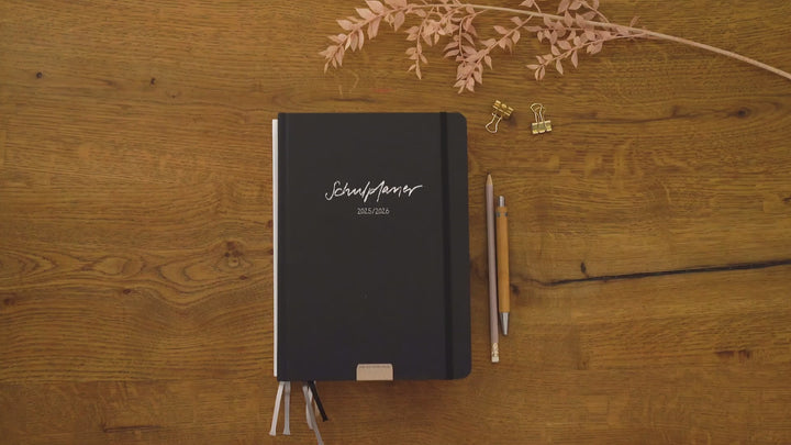 Lehrerkalender 2025 2026 | A5+ Lehrer-Planer für Unterrichtsvorbereitung & Schuljahr Planung | 4 Seiten pro Woche | klimaneutral, Grau Beige