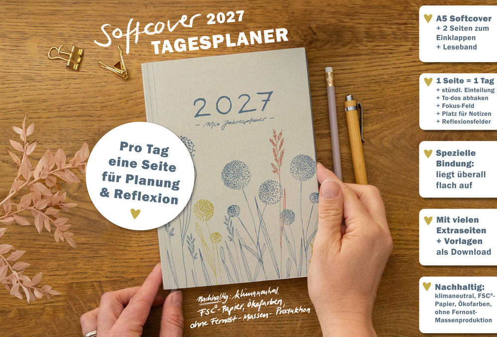 Softcover Tagesplaner 2027 A5 in Creme mit Leseband, Einklappseiten, Tagesplanung, Reflexionsfeldern und nachhaltiger Produktion