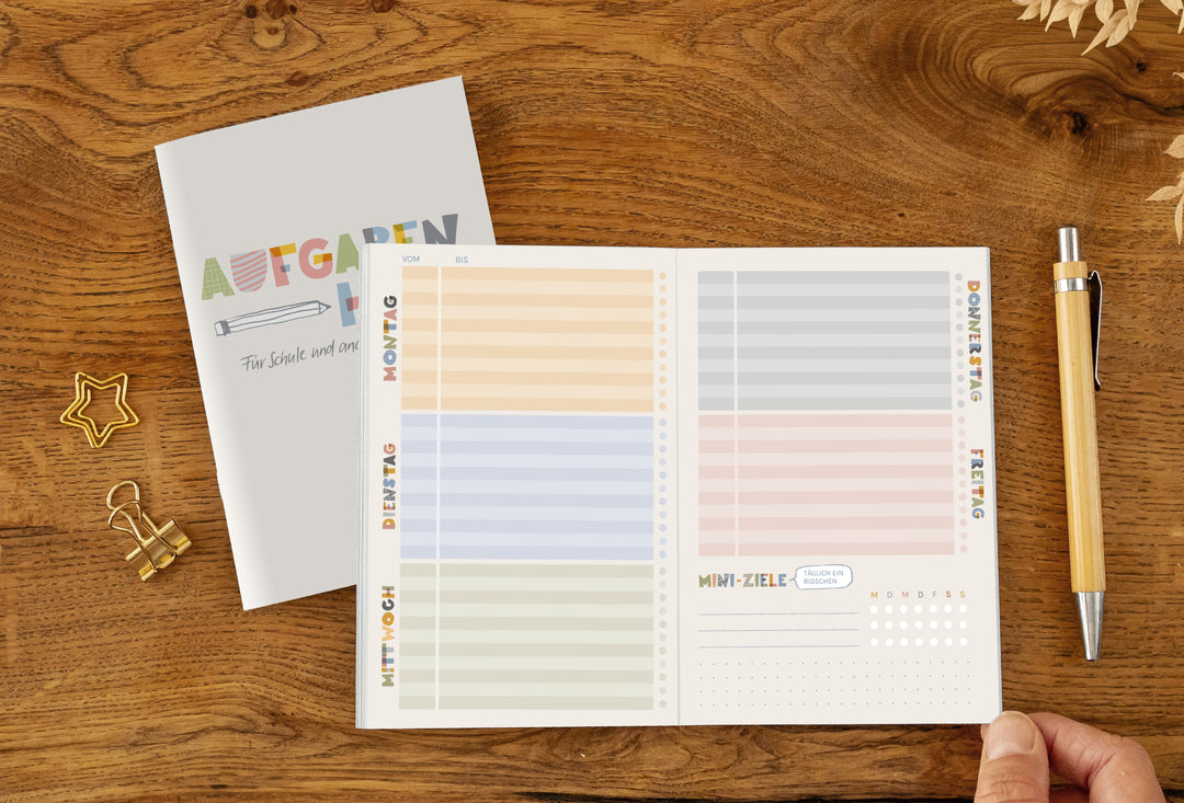 Aufgeschlagenes Hausaufgabenheft mit Wochenübersicht, Stundenplan und Mini-Zielen
