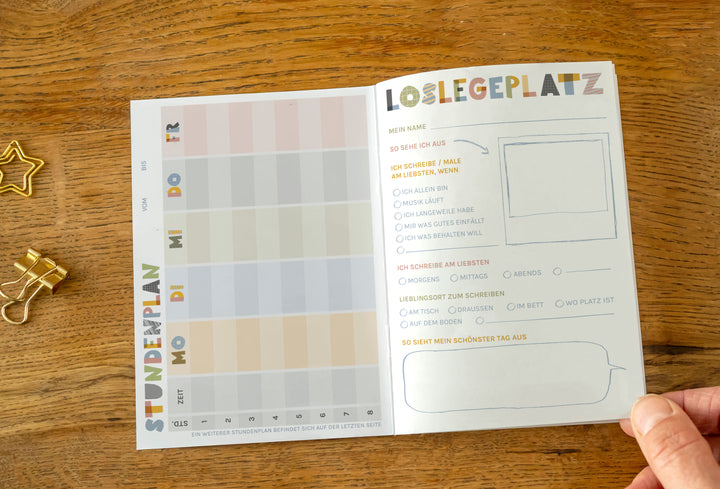 Aufgeschlagenes Hausaufgabenheft mit Wochenübersicht, Stundenplan und Mini-Zielen