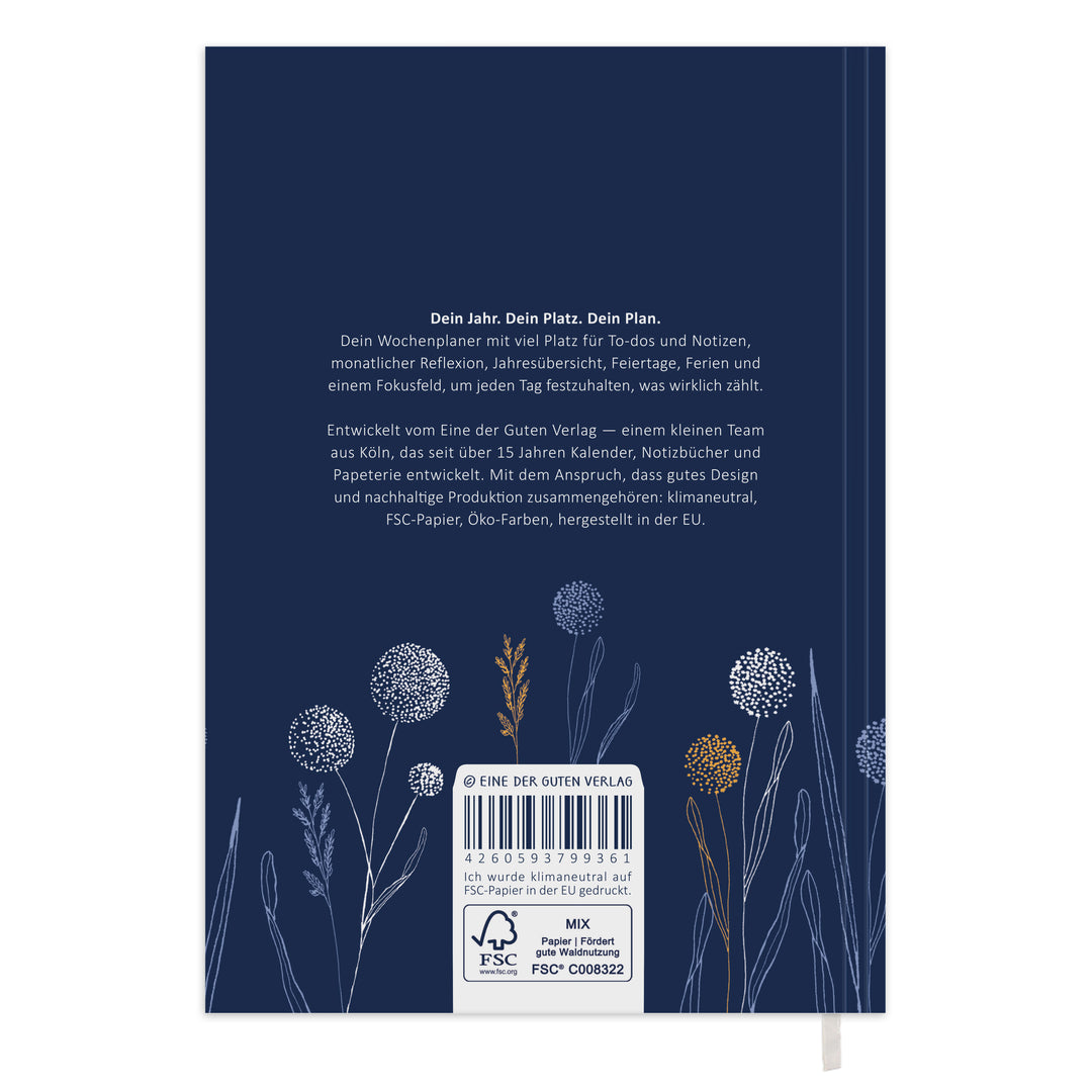Rückseite vom Kalender 2027 A5 Softcover in Dunkelblau mit FSC Siegel, Produkttext und Blumendeko