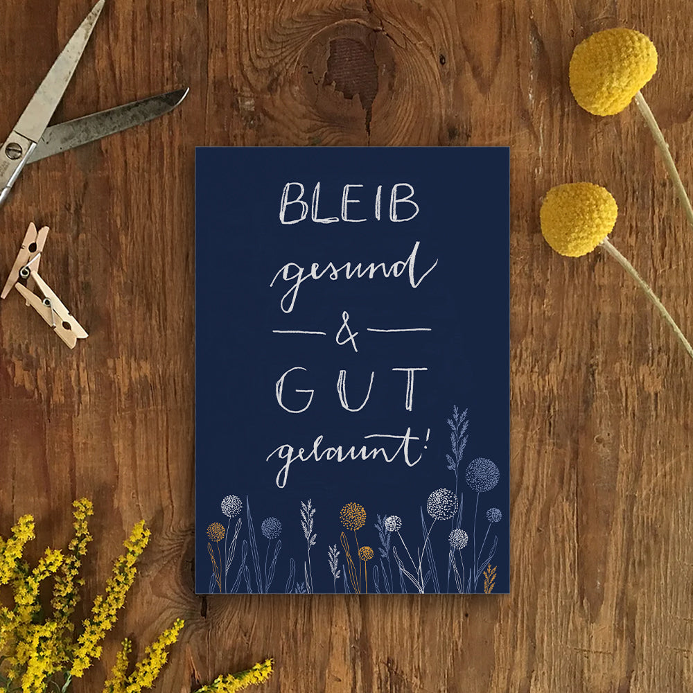 Glückwunschkarte und Postkarte blau mit Handlettering Spruch & Blumen aus 300 g Recyclingpapier