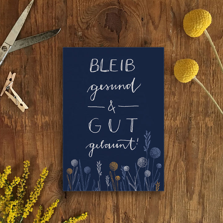 Glückwunschkarte und Postkarte blau mit Handlettering Spruch & Blumen aus 300 g Recyclingpapier