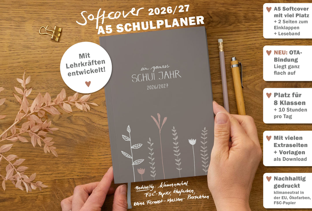 A5 Schulplaner 2026/27 Softcover mit Leseband und Einklappseiten; Hinweise: OTA-Bindung liegt flach, Platz für 8 Klassen/10 Stunden, Vorlagen als Download; nachhaltig gedruckt (FSC/Ökofarben/EU)