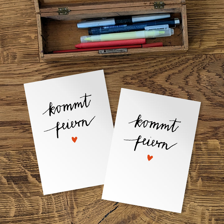 Einladungskarten - Kommt Feiern! - Postkarten, zeitlos schlichtes Kalligrafie Design, Schwarz Weiß, für deine Party oder Geburtstagseinladung