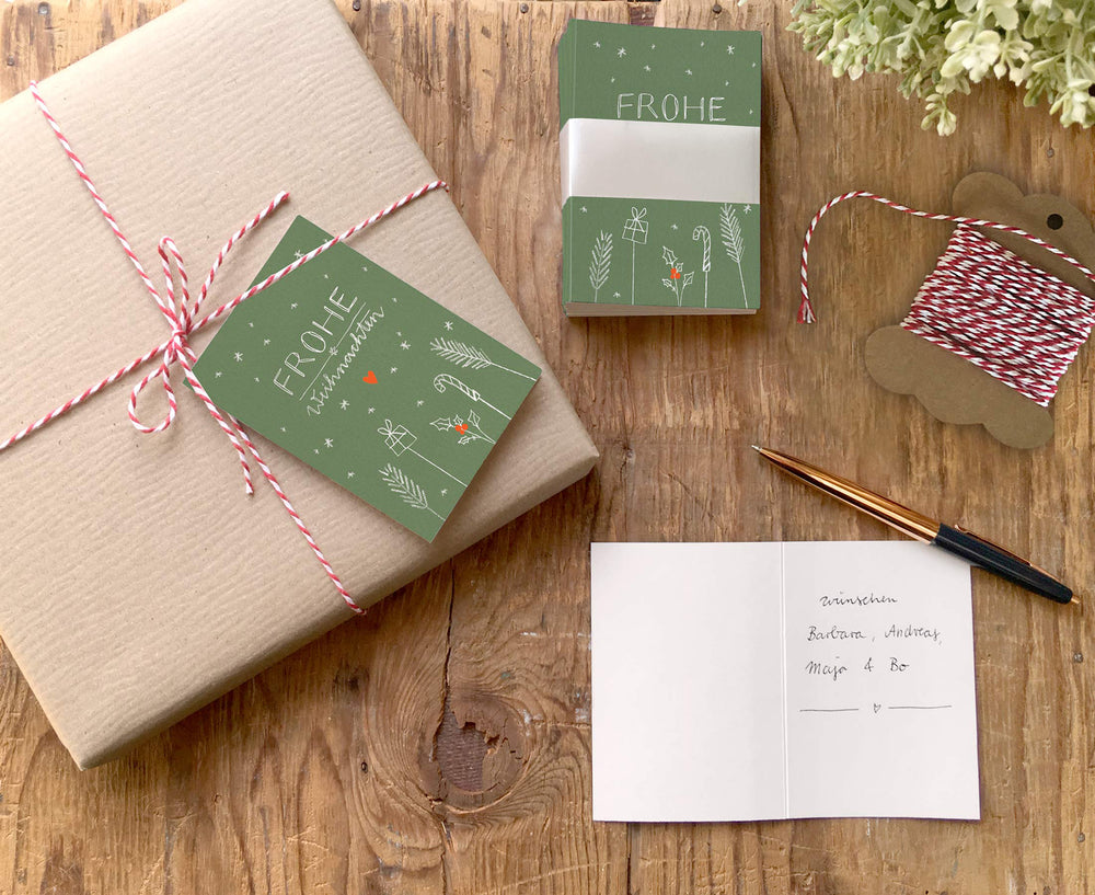 25 Geschenkanhänger frohe Weihnachten Grün Weiß Rot | originelle mini Weihnachtskarten zum Weihnachtsgeschenke Beschriften | A7 Recyclingpapier Klappkarten
